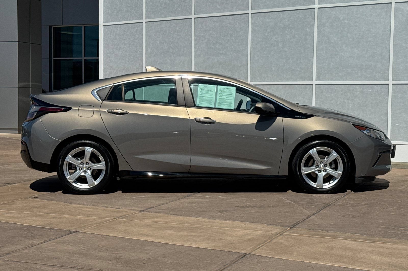 Used 2017 Chevrolet Volt LT w/ Comfort Package FWD image 3