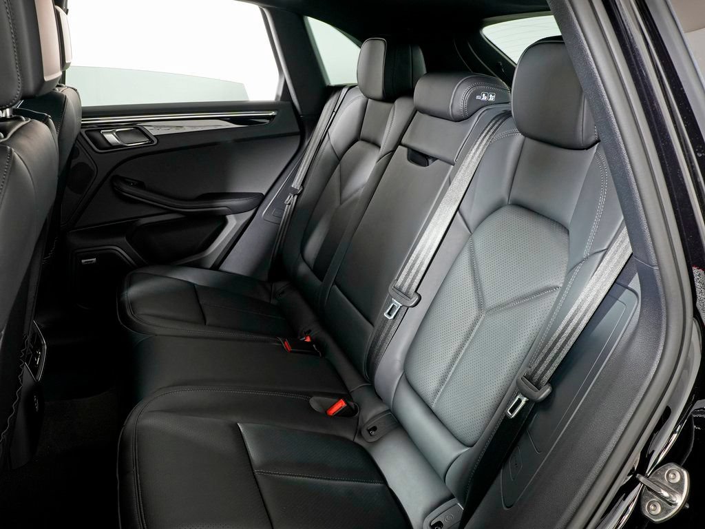 Certified 2026 Porsche Macan S AWD/4WD image 32