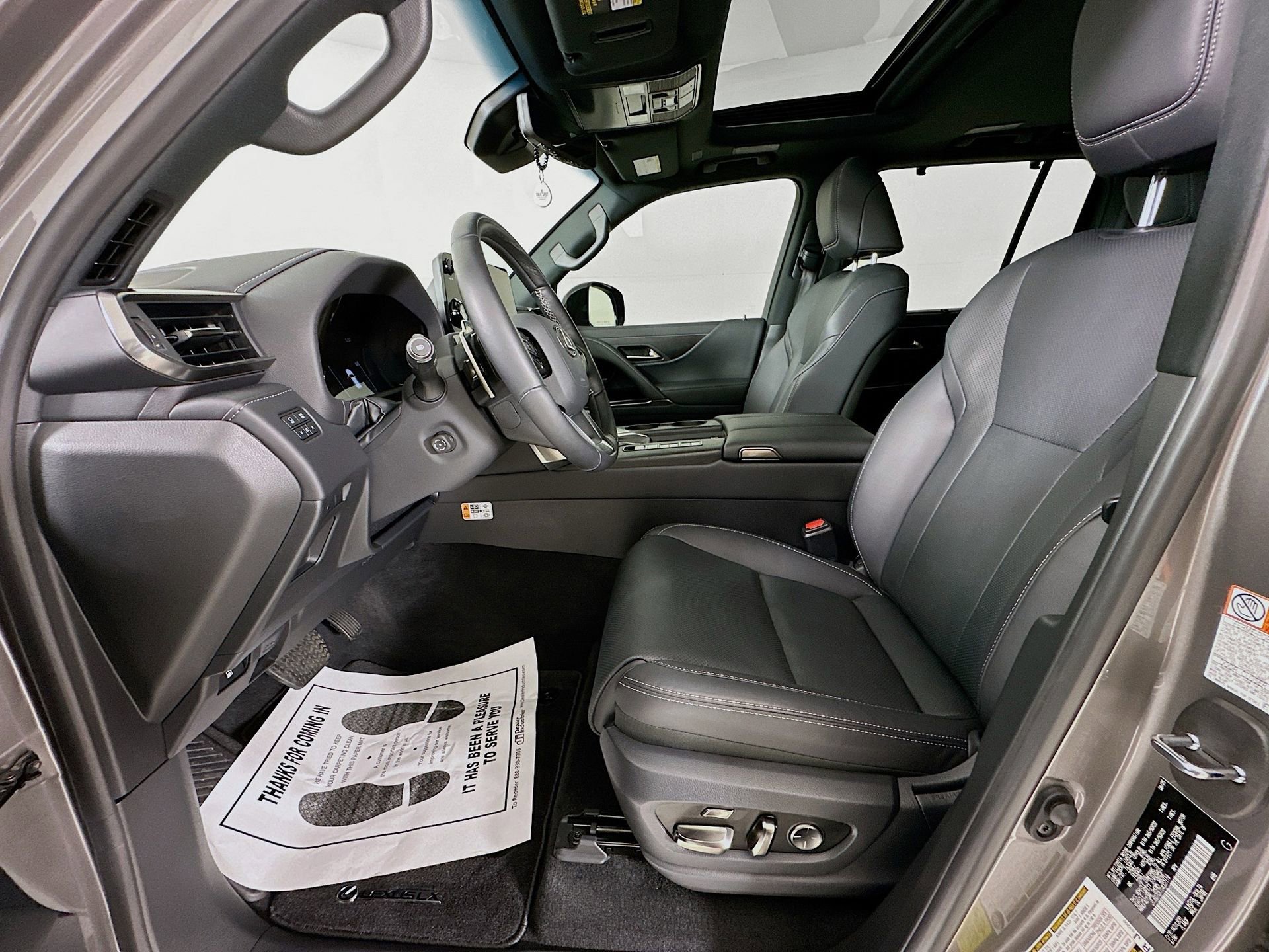 Used 2025 Lexus LX 700h Luxury image 23