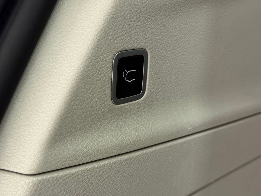 Used 2024 Chrysler Pacifica Touring-L image 5