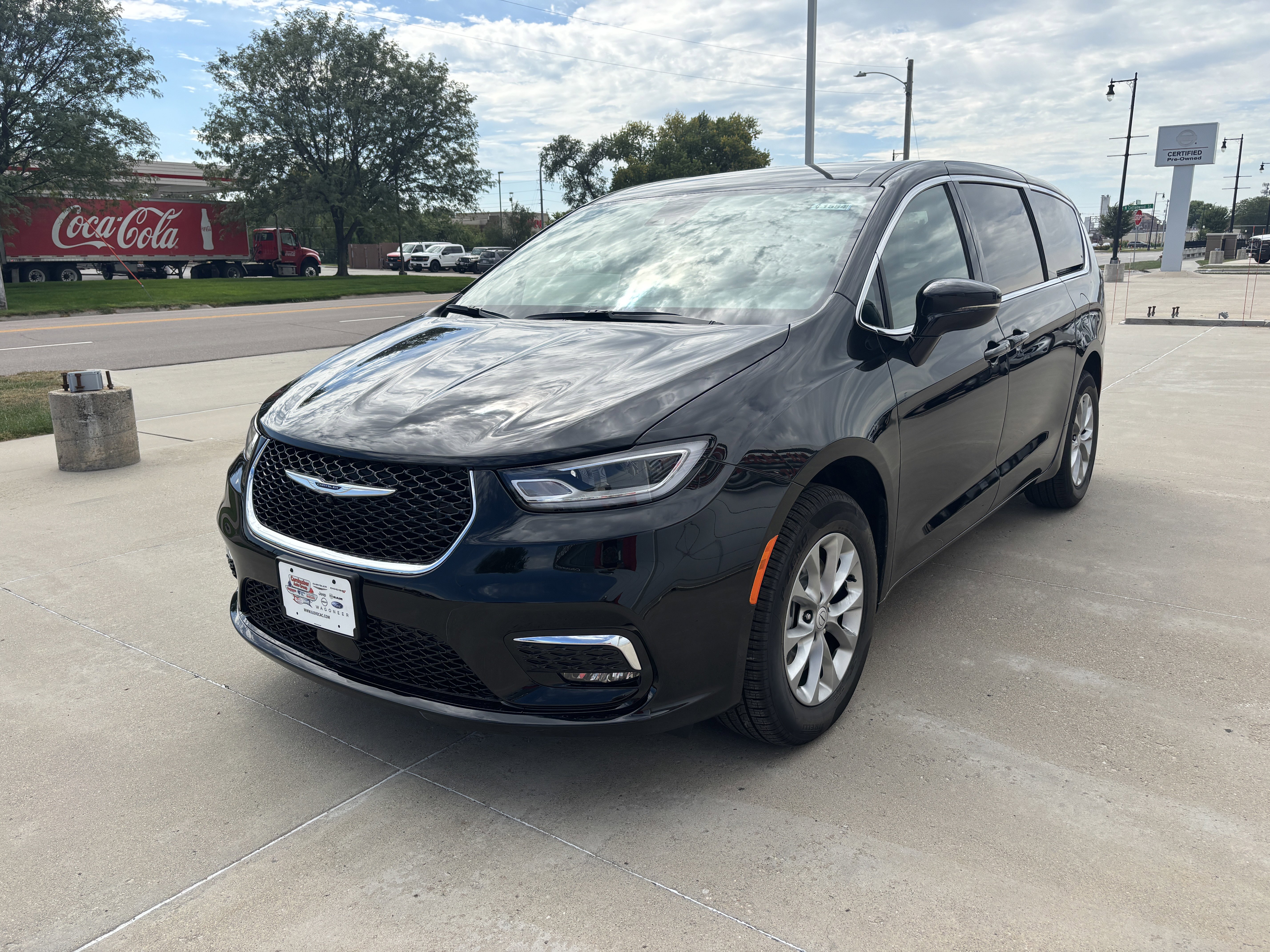 New 2026 Chrysler Pacifica Select image 4