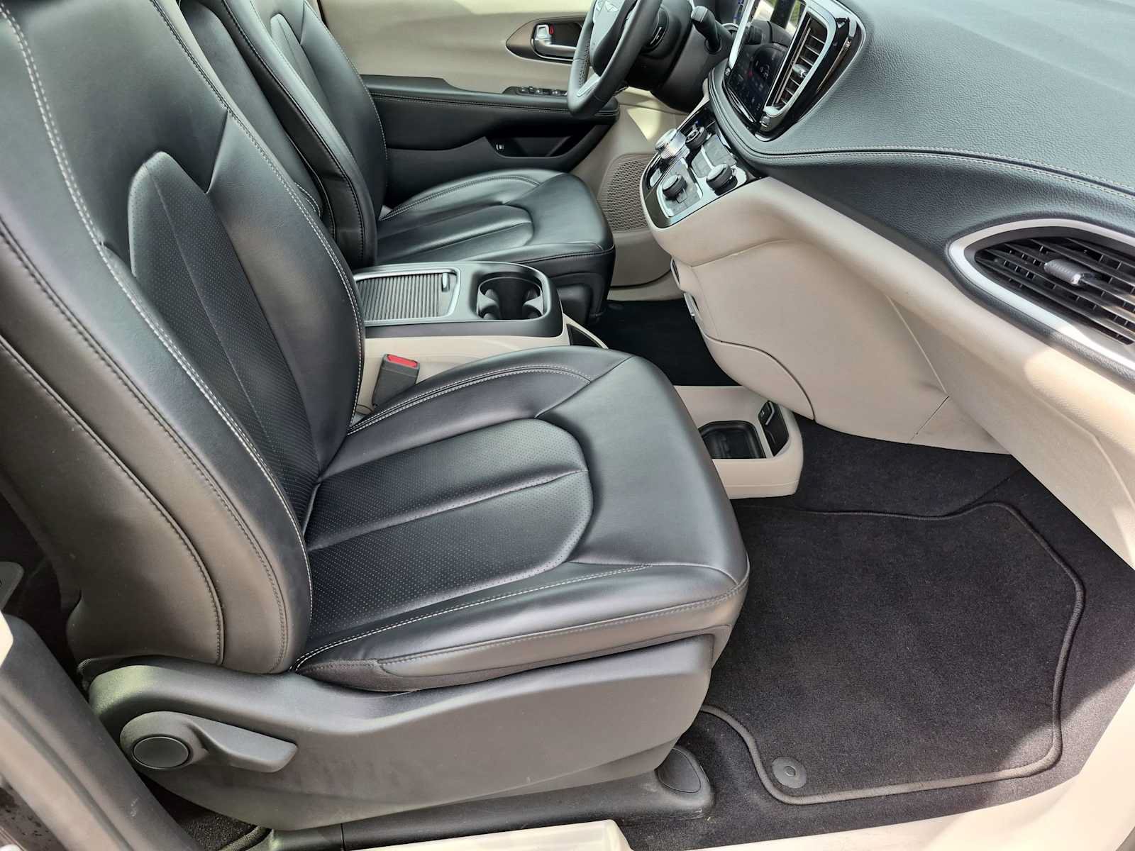 Used 2023 Chrysler Pacifica Touring-L FWD image 20