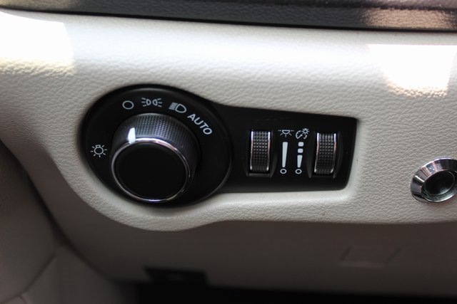 Used 2021 Chrysler Voyager LX image 16