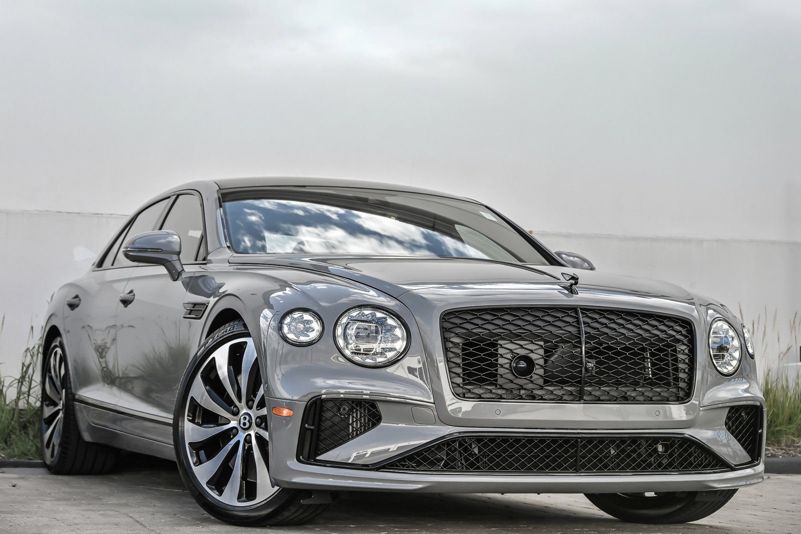 New 2025 Bentley Flying Spur Plug-In Hybrid image 1