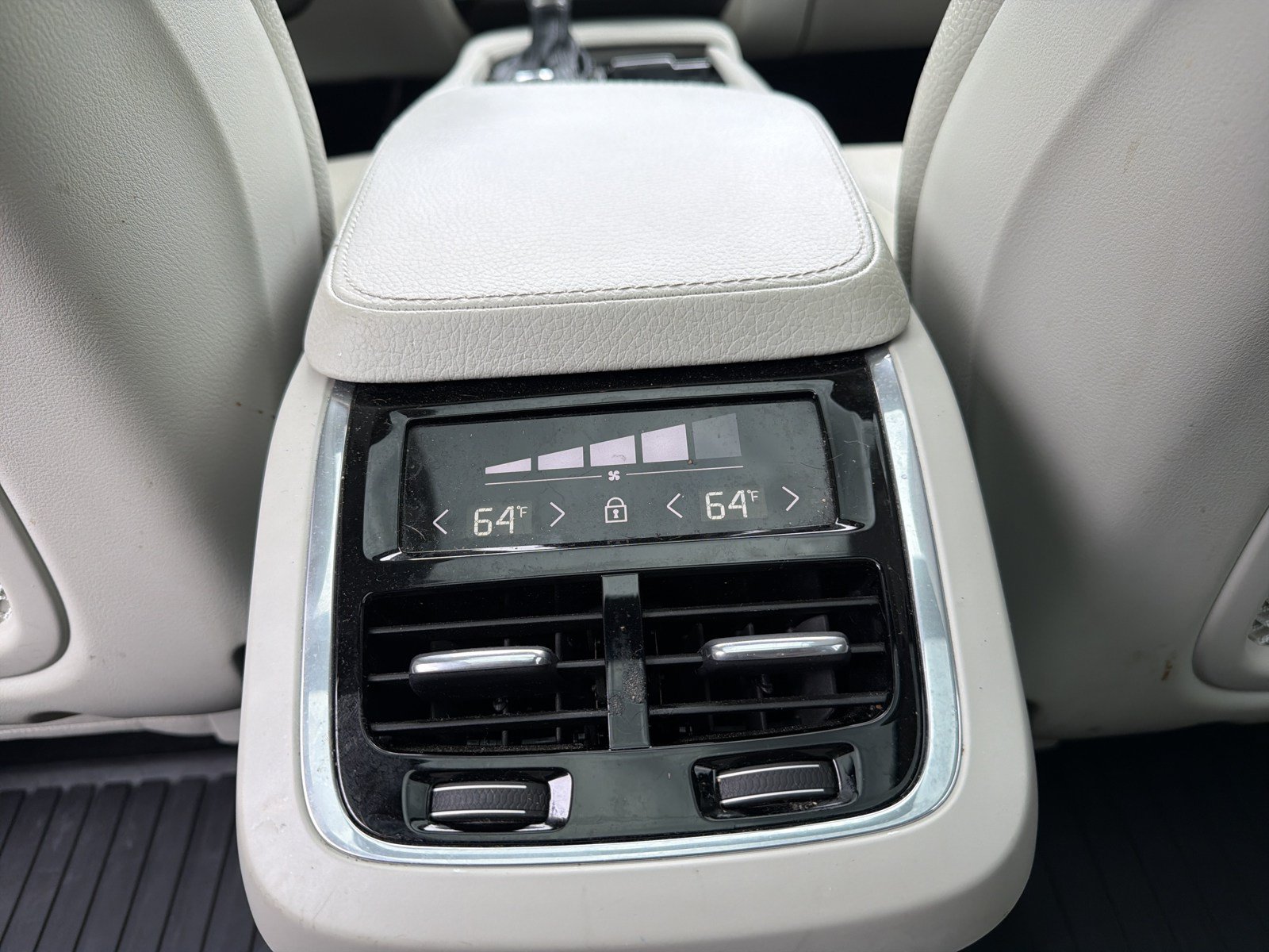 Used 2019 Volvo XC90 T6 Momentum w/ Protection Package AWD/4WD image 38