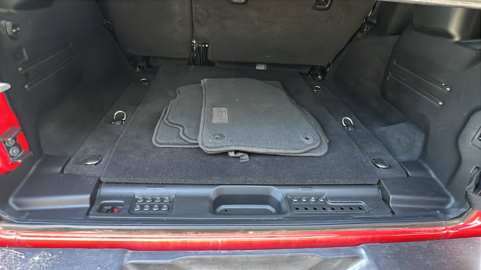 Used 2025 Jeep Wrangler Sahara image 13