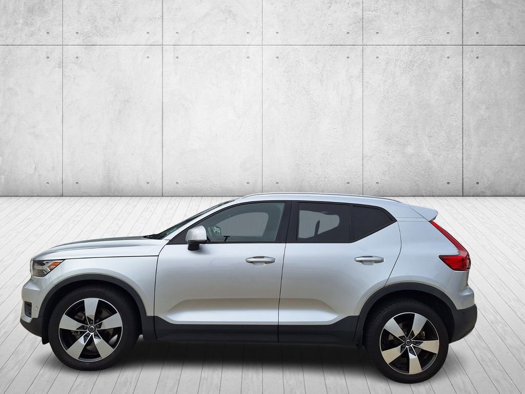 Used 2019 Volvo XC40 T5 Momentum image 2