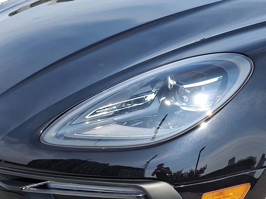 Certified 2025 Porsche Macan image 12