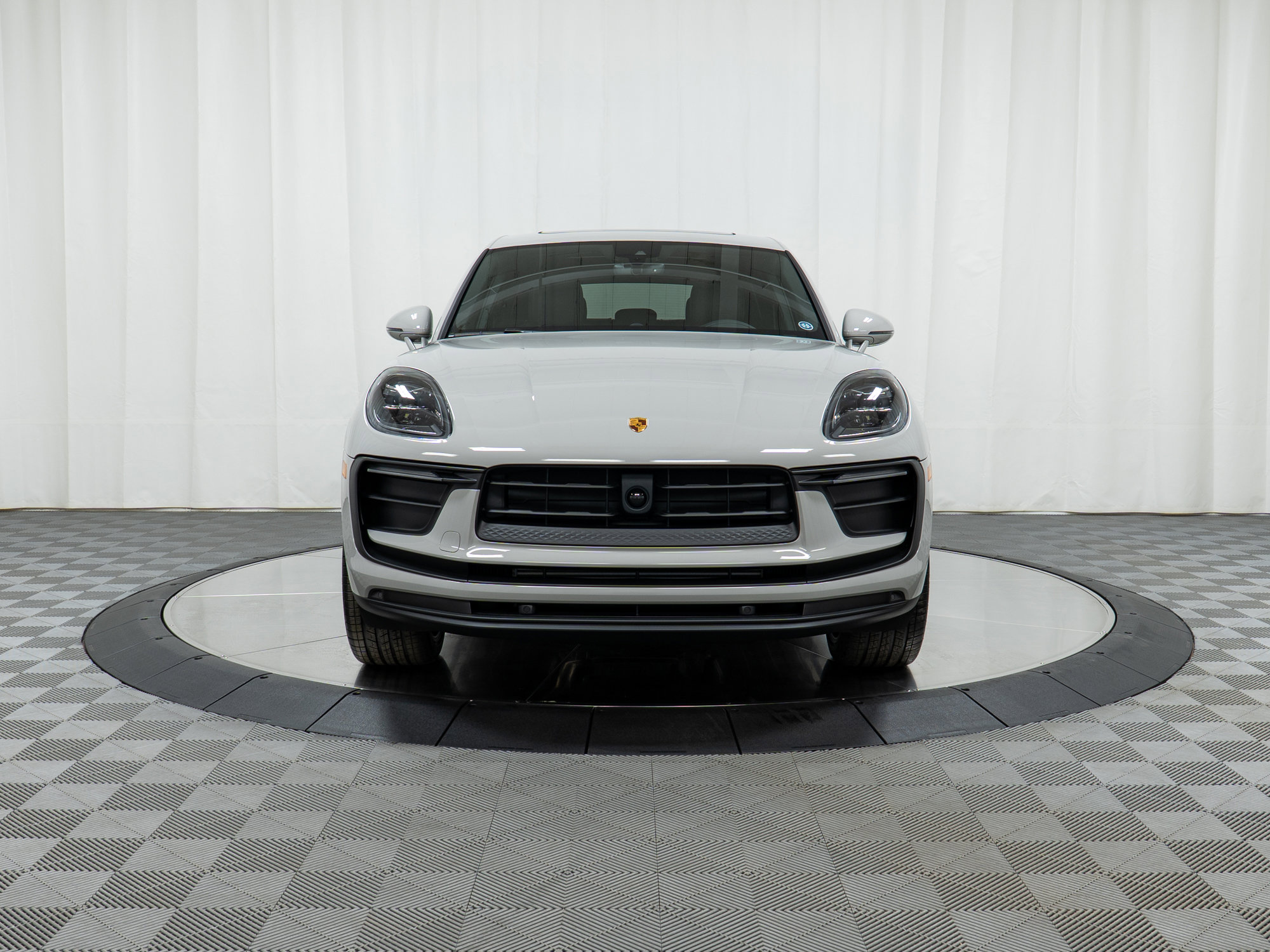 Used 2025 Porsche Macan image 10
