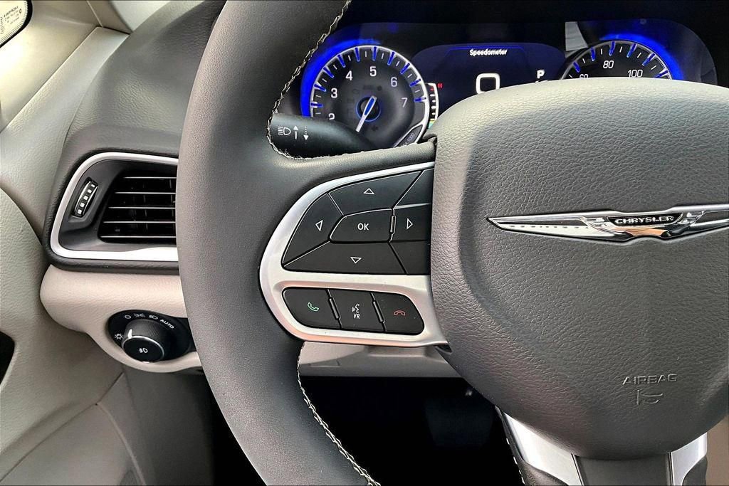 Used 2024 Chrysler Pacifica Touring-L image 18