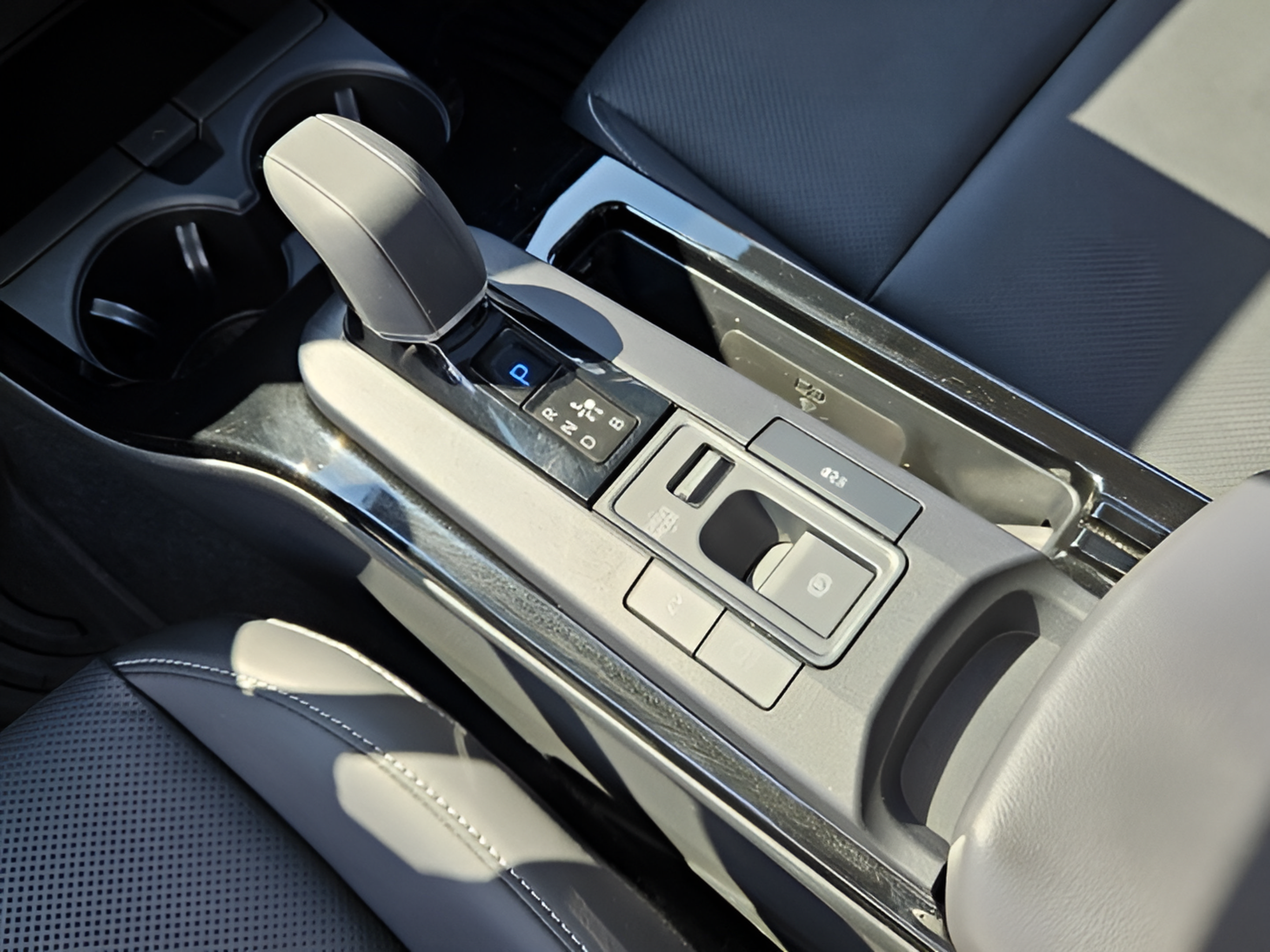 Used 2024 Toyota Prius XLE FWD image 17