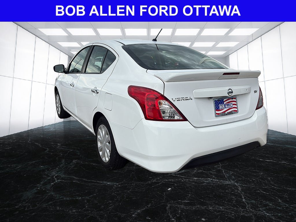 Used 2019 Nissan Versa SV FWD image 3