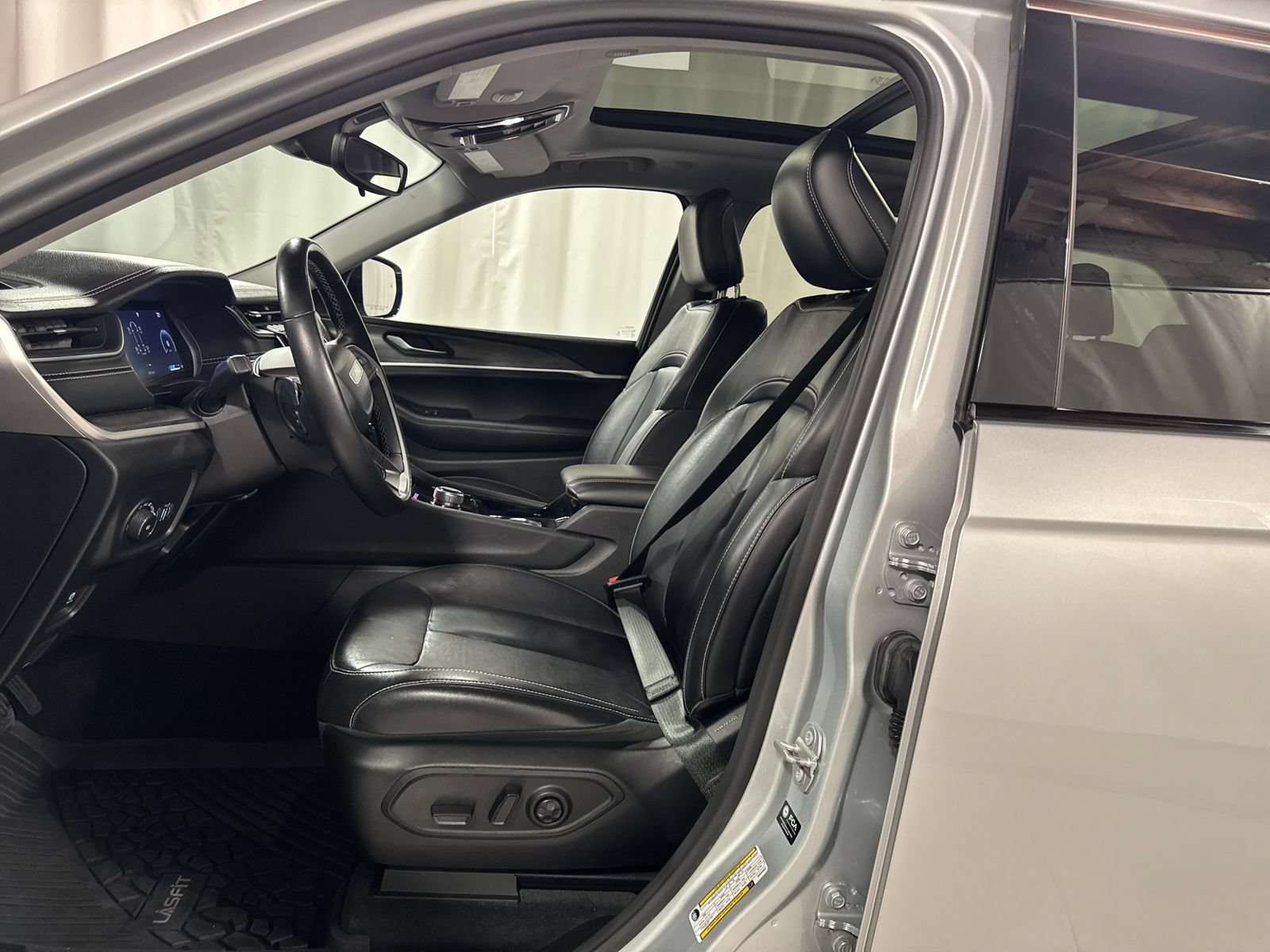 Used 2022 Jeep Grand Cherokee Limited AWD/4WD image 3