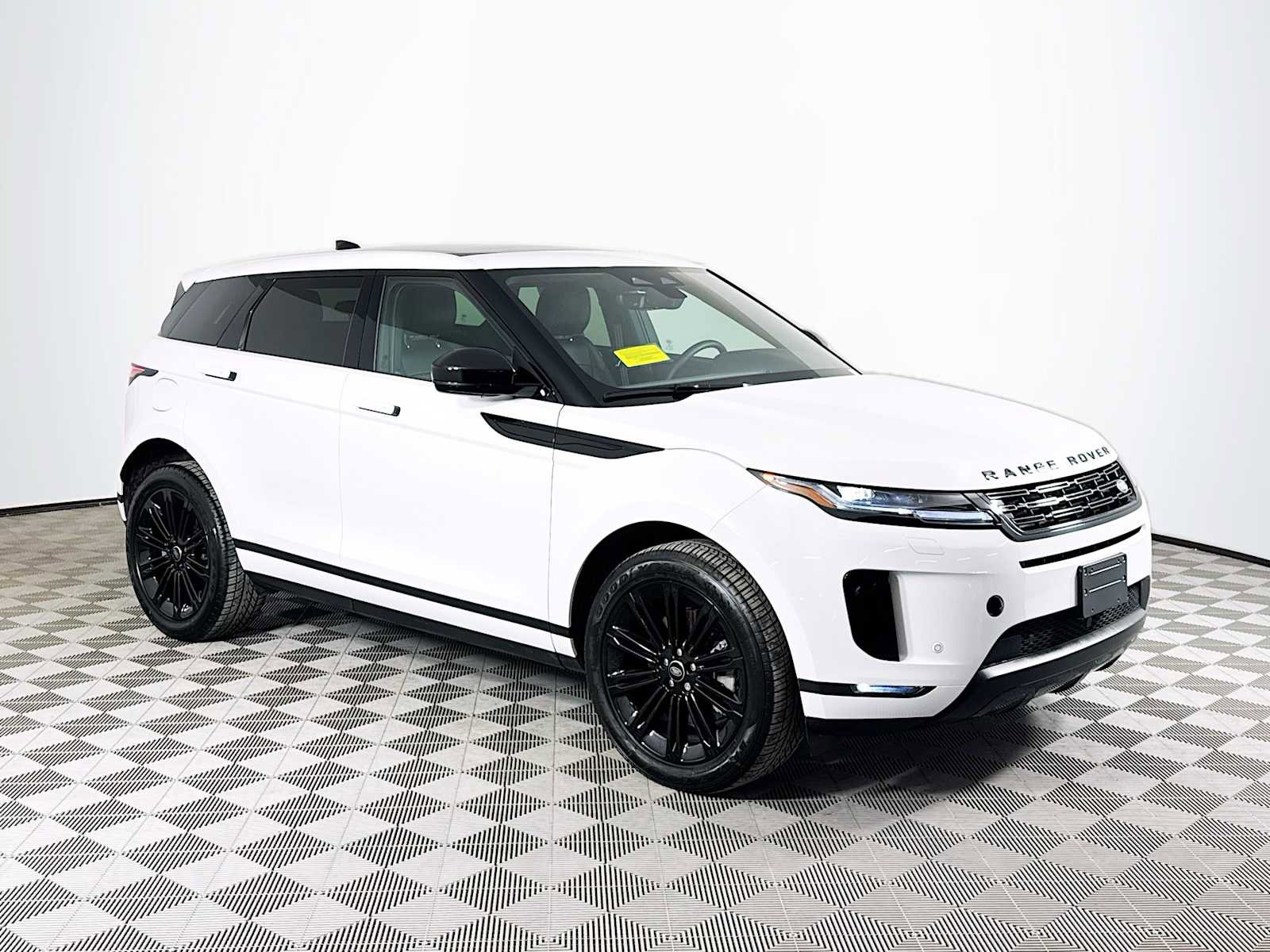 Used 2025 Land Rover Range Rover Evoque S image 3