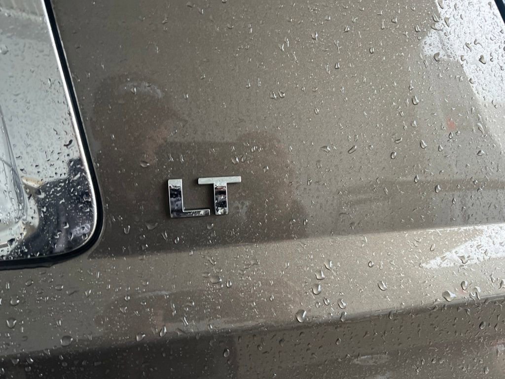 Used 2015 Chevrolet Suburban LT RWD image 2