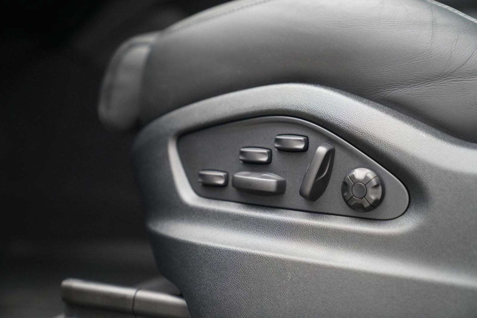 Used 2025 Porsche Cayenne GTS AWD/4WD image 16