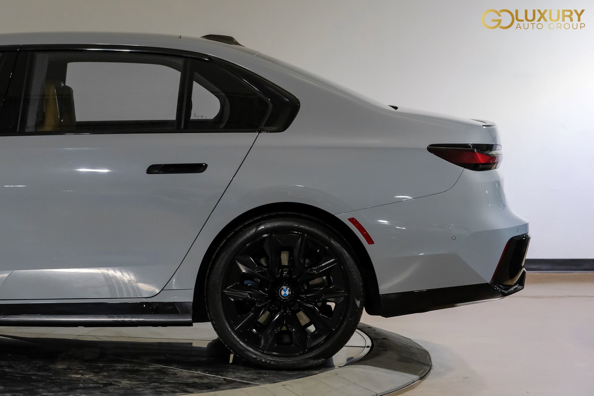 Used 2023 BMW 740i image 15