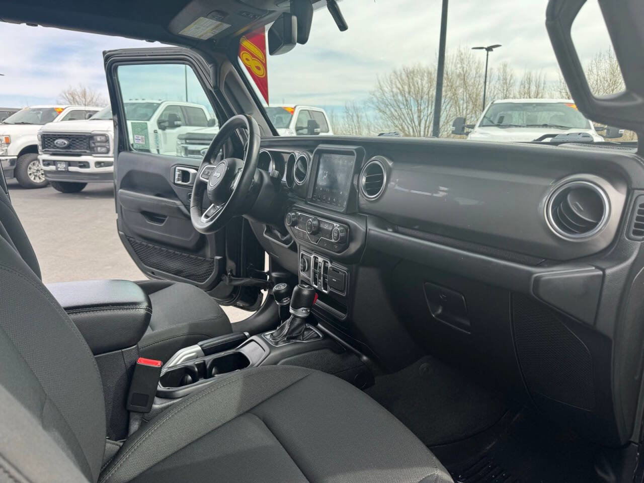 Used 2018 Jeep Wrangler Unlimited Sahara w/ Uconnect 4C Nav & Sound Group image 33