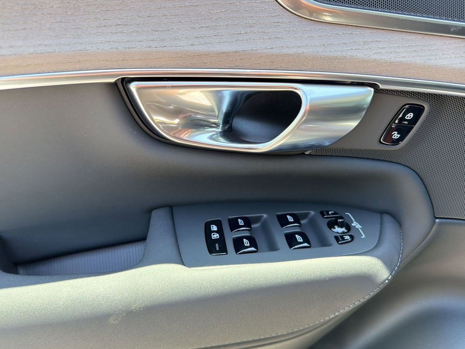 New 2026 Volvo XC90 B6 Plus w/ Protection Package AWD/4WD image 12