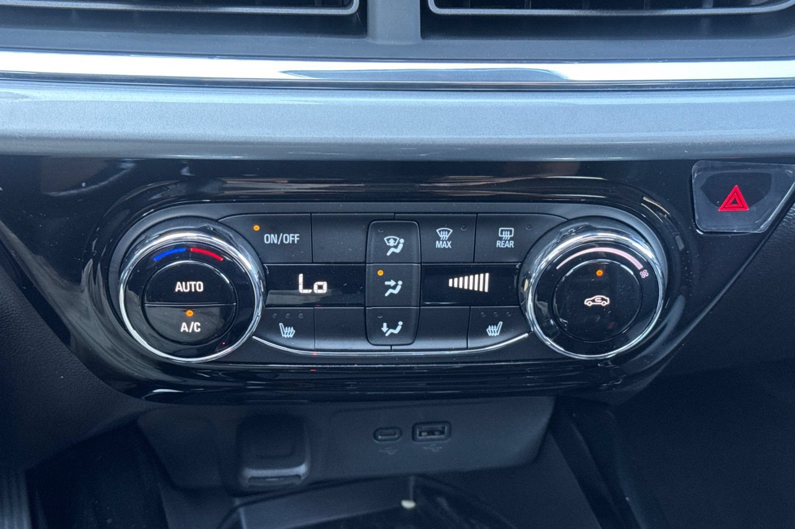 Used 2026 Chevrolet Trax LT w/ Sunroof Package FWD image 29