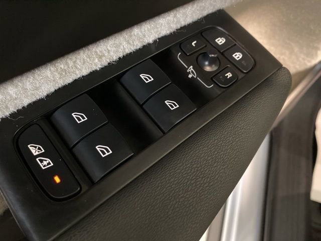 Used 2021 Volvo XC40 T5 Momentum image 11