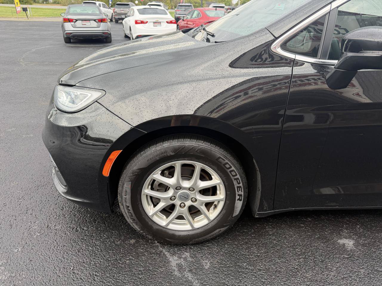 Used 2024 Chrysler Pacifica Touring FWD image 11