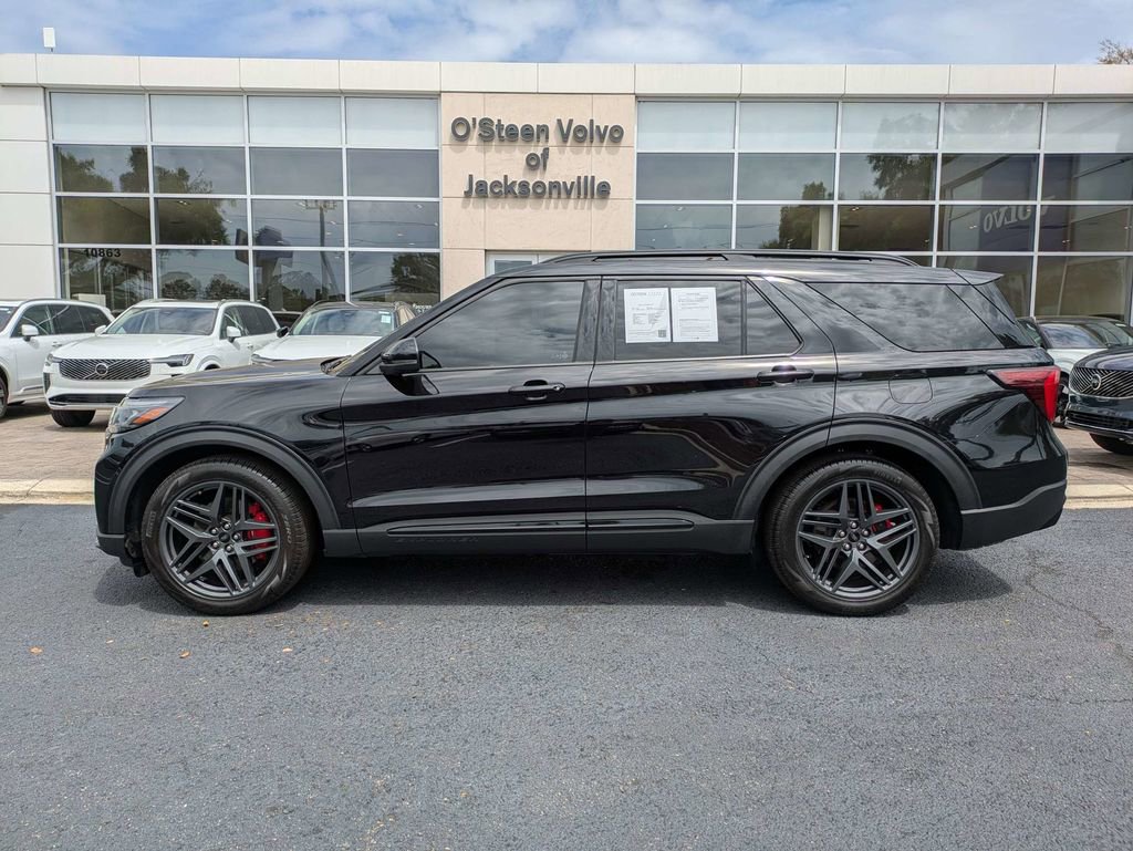 Used 2025 Ford Explorer ST image 3