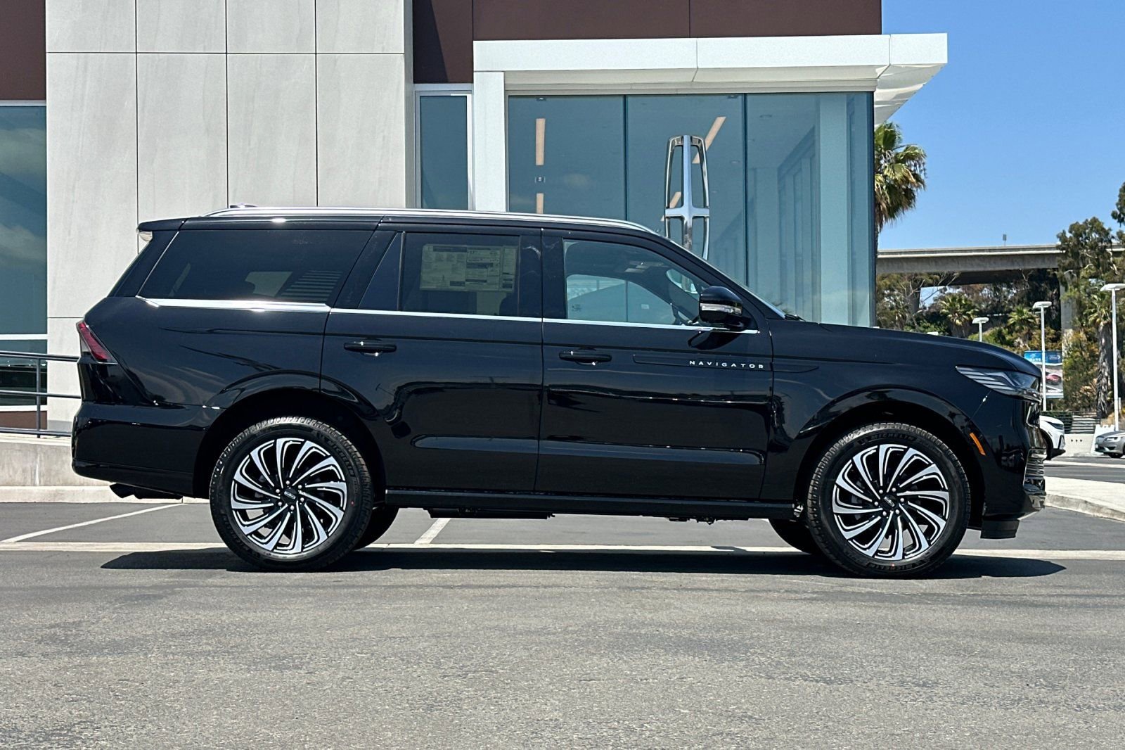 New 2026 Lincoln Navigator Black Label AWD/4WD image 2