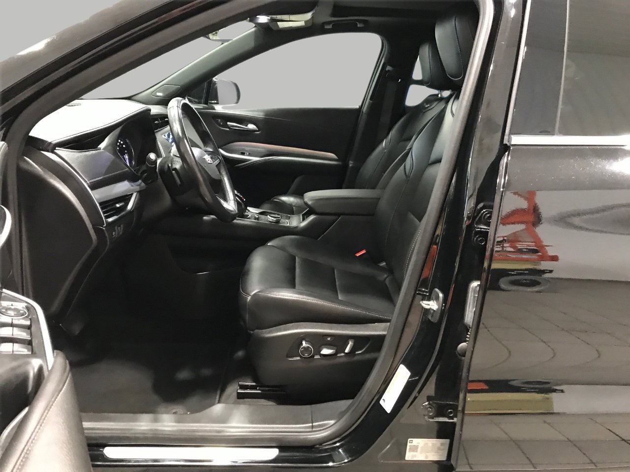 Used 2020 Cadillac XT4 Premium Luxury AWD/4WD image 9