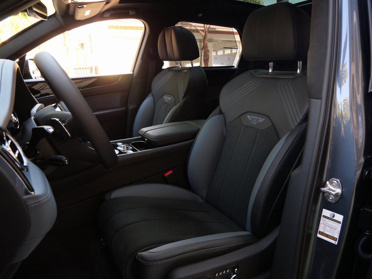 Used 2025 Bentley Bentayga image 2