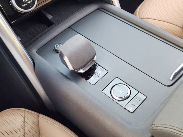 Used 2024 Land Rover Discovery Dynamic SE image 18