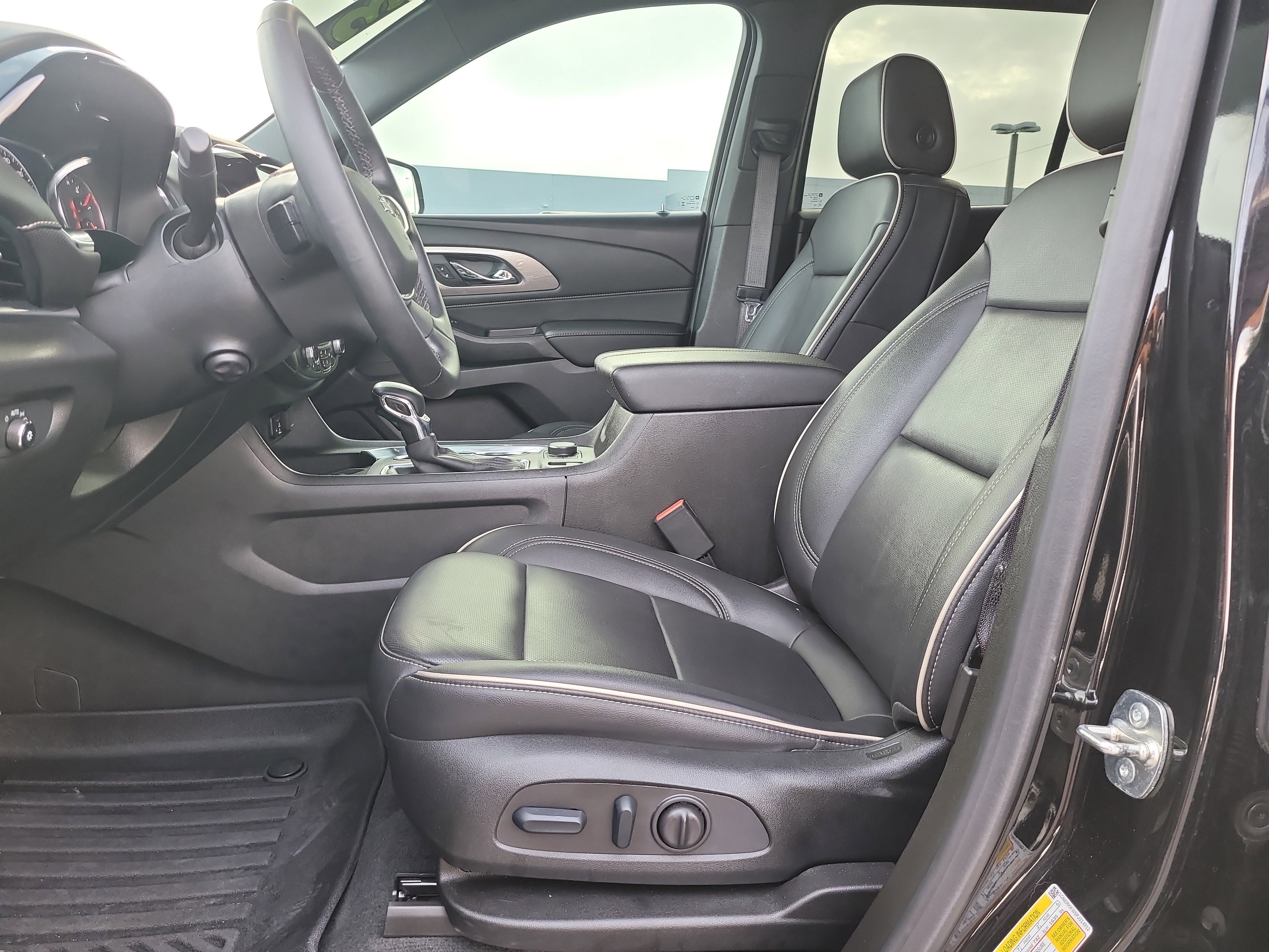 Used 2023 Chevrolet Traverse Premier w/ Redline Edition FWD image 17