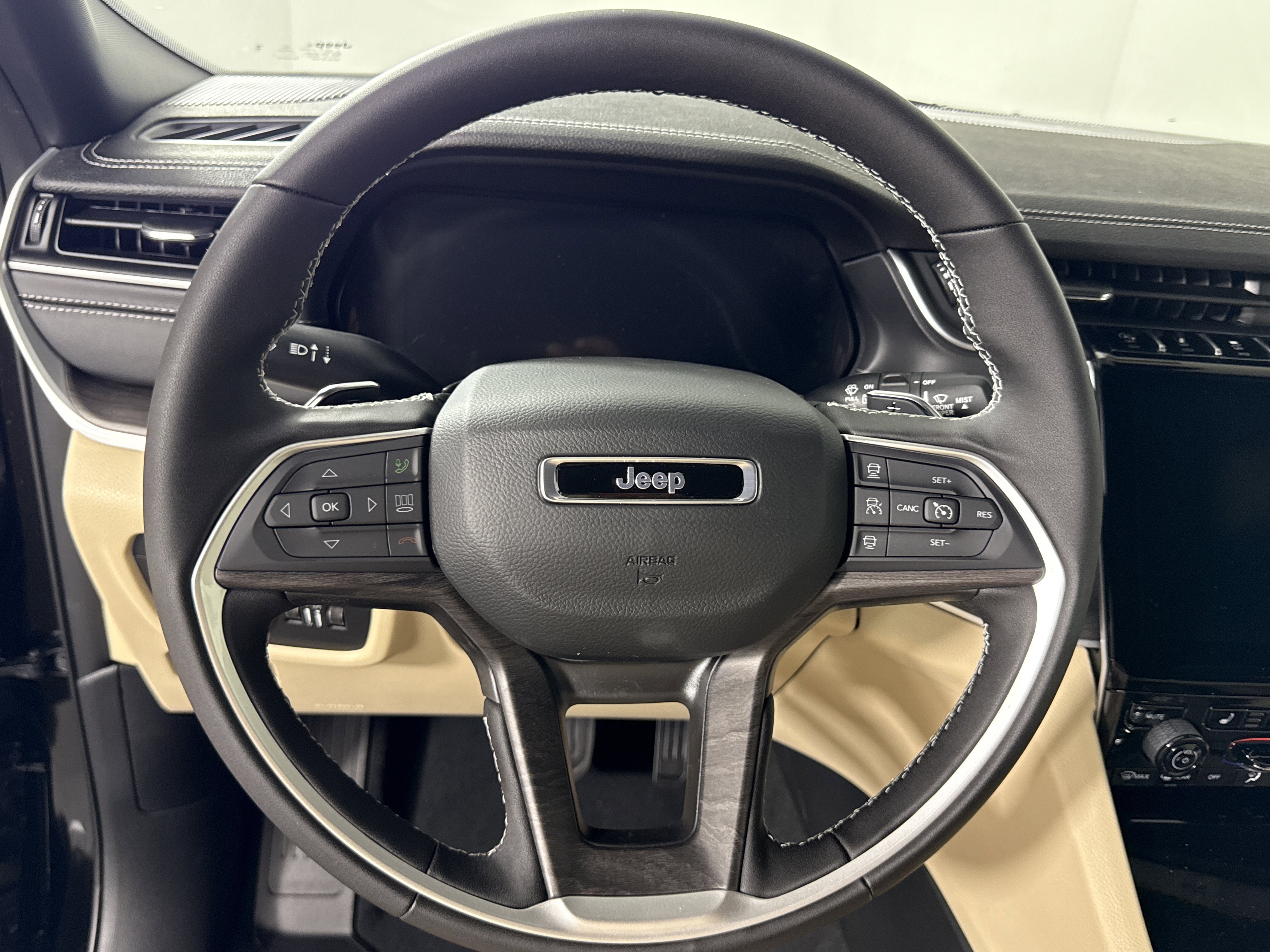 New 2025 Jeep Grand Cherokee Limited w/ Trailer Tow Package image 13