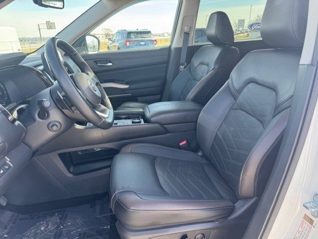 Used 2024 Nissan Pathfinder Platinum image 13