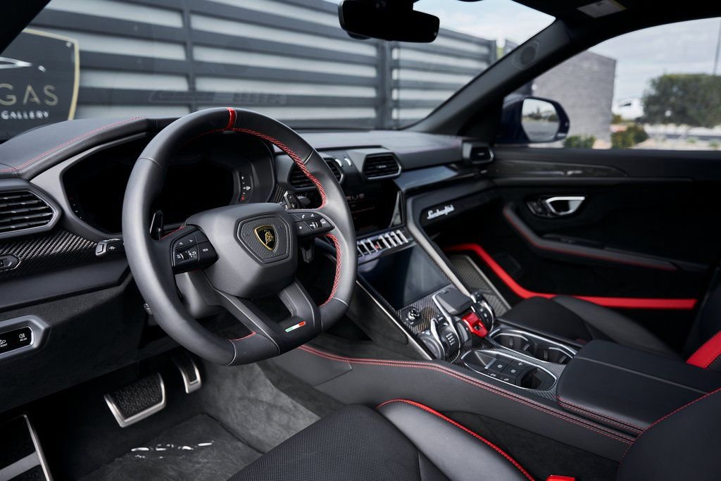 Used 2024 Lamborghini Urus Performante AWD/4WD image 2