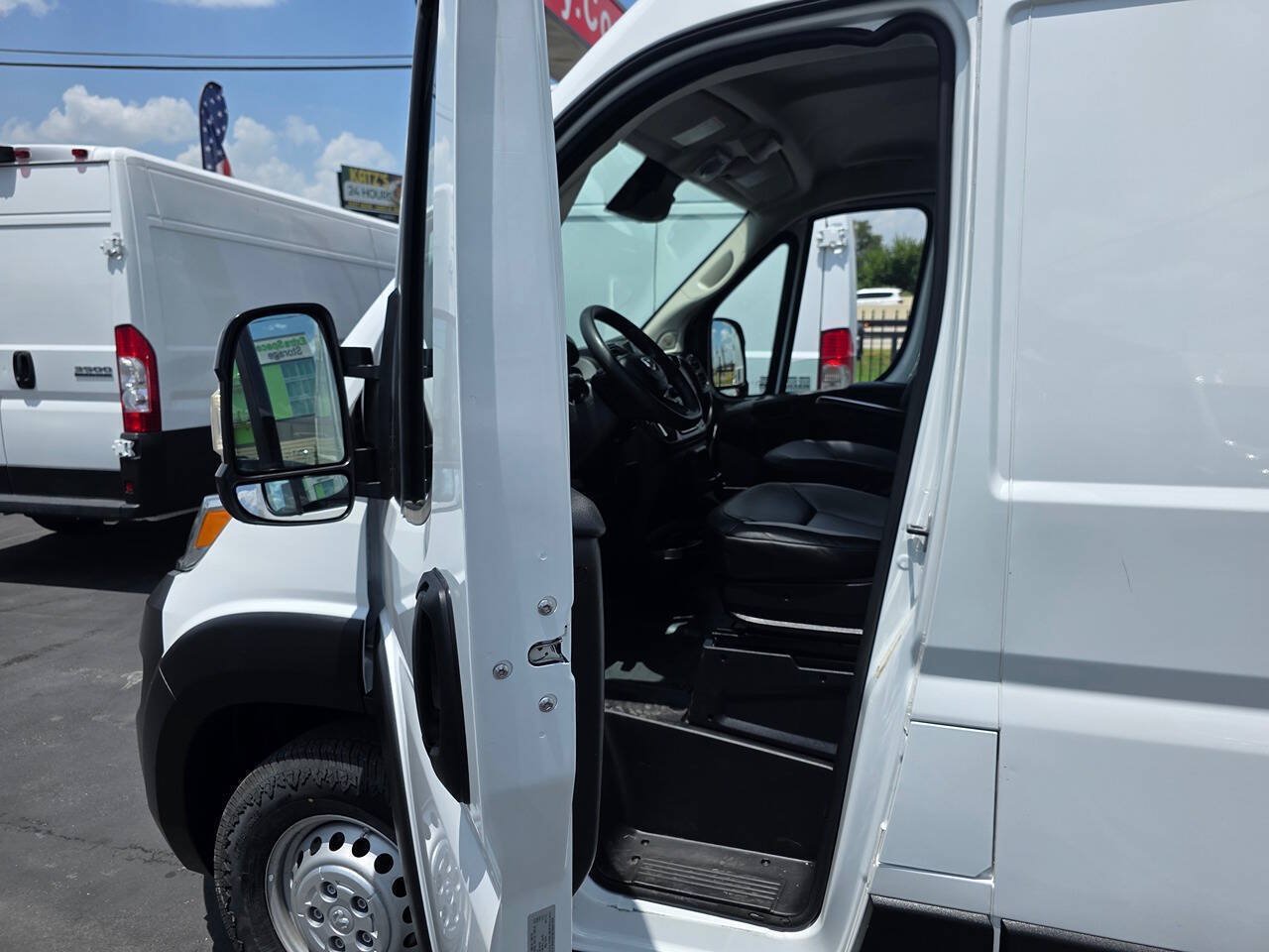 Used 2025 RAM ProMaster 2500 w/ Convenience Group FWD image 13