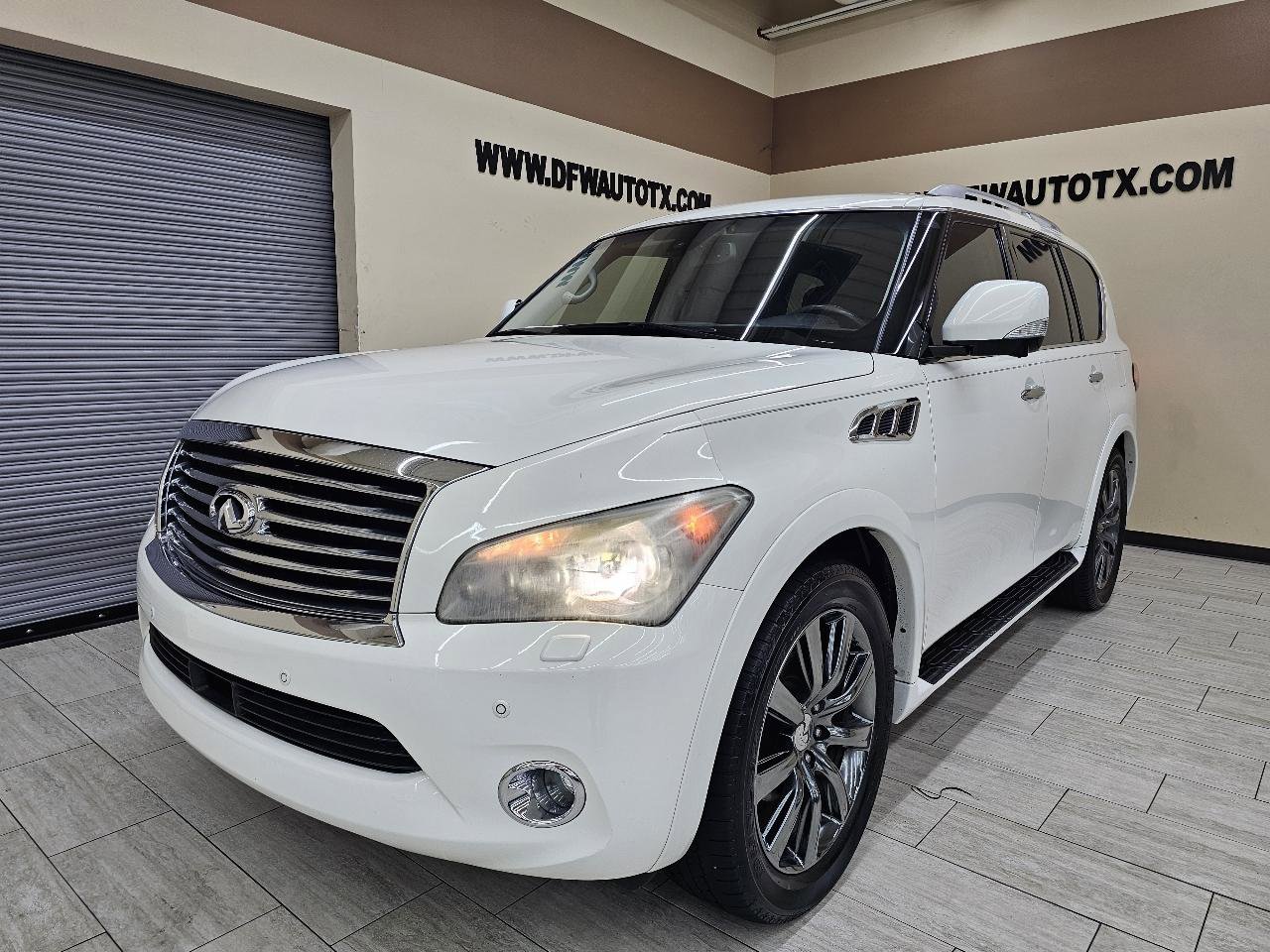 Used 2014 INFINITI QX80 2WD w/ Deluxe Touring Package image 2