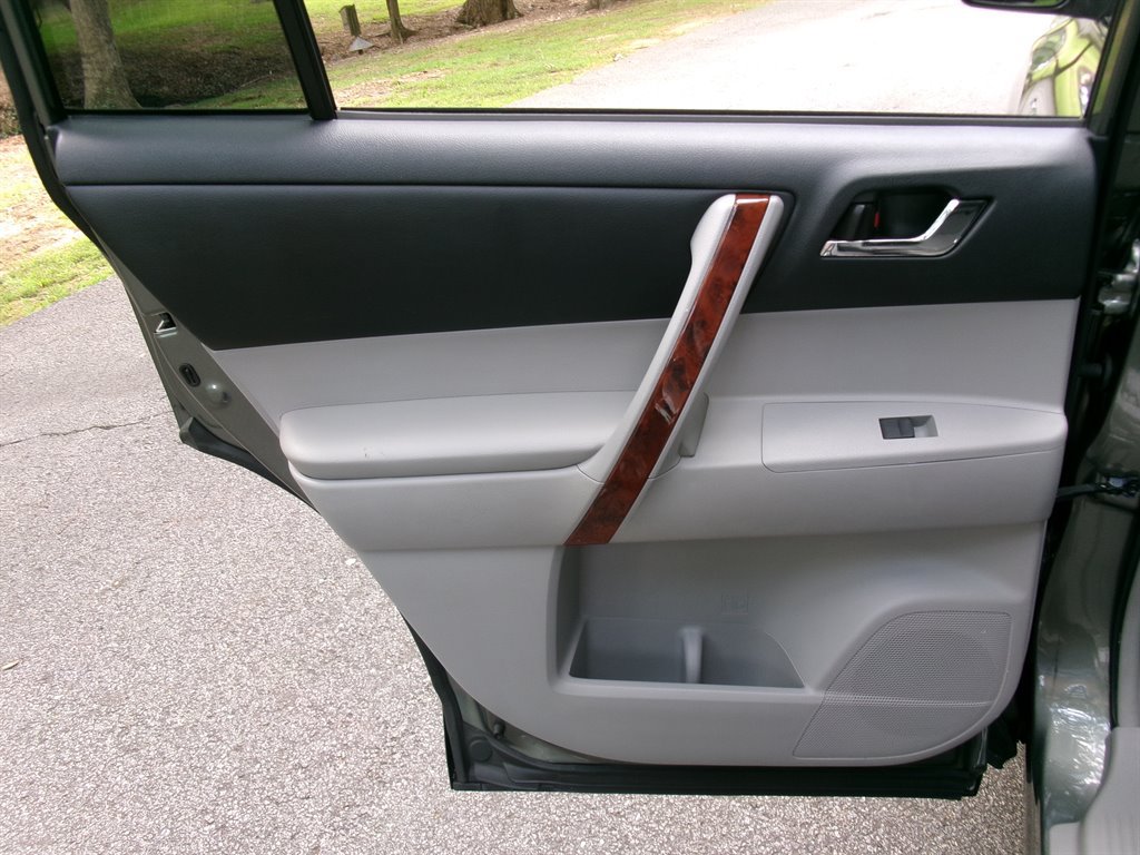 Used 2012 Toyota Highlander Limited w/ Tow Pkg FWD image 32