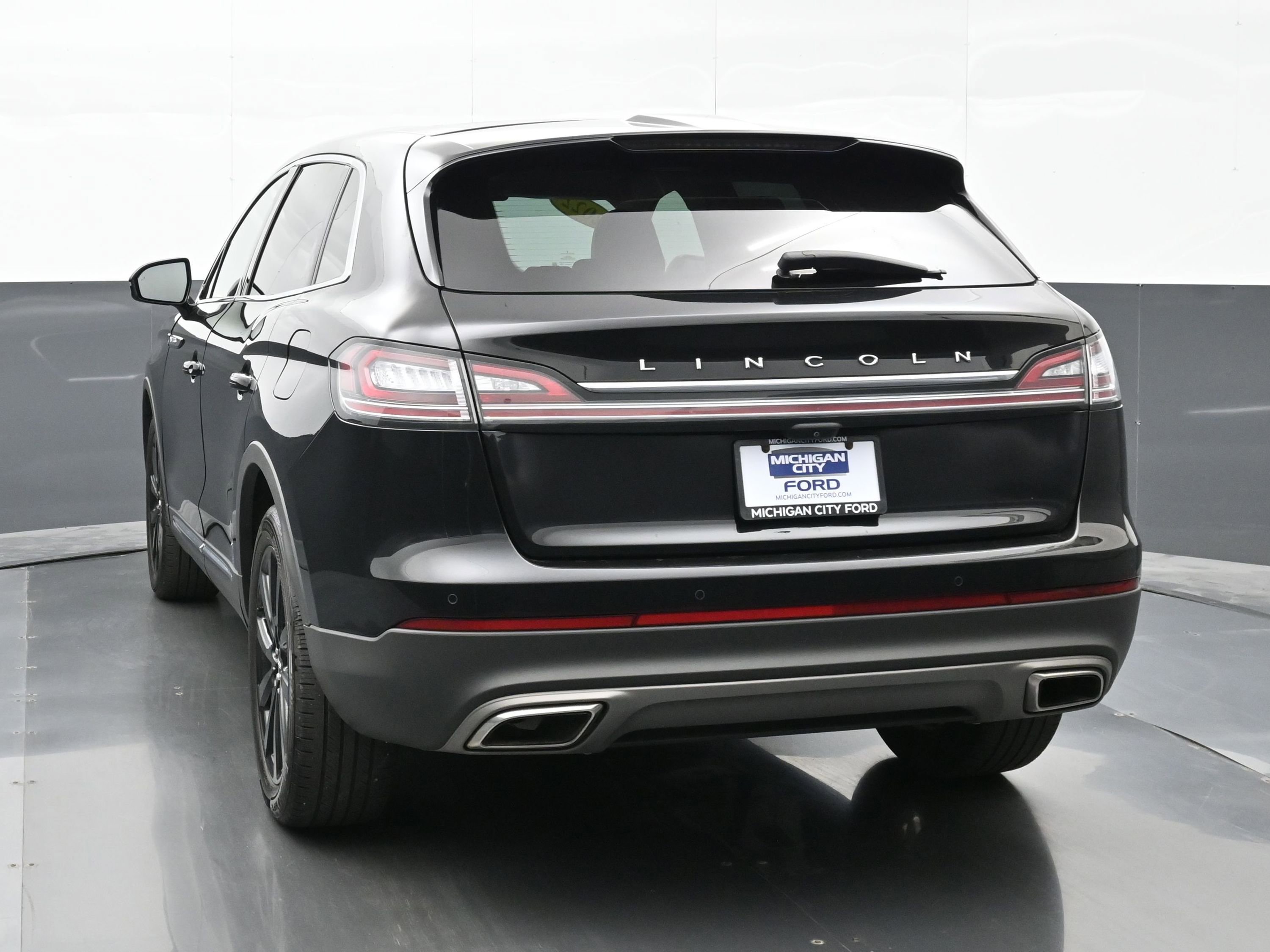 Used 2022 Lincoln Nautilus Reserve w/ Monochromatic Package AWD/4WD image 2