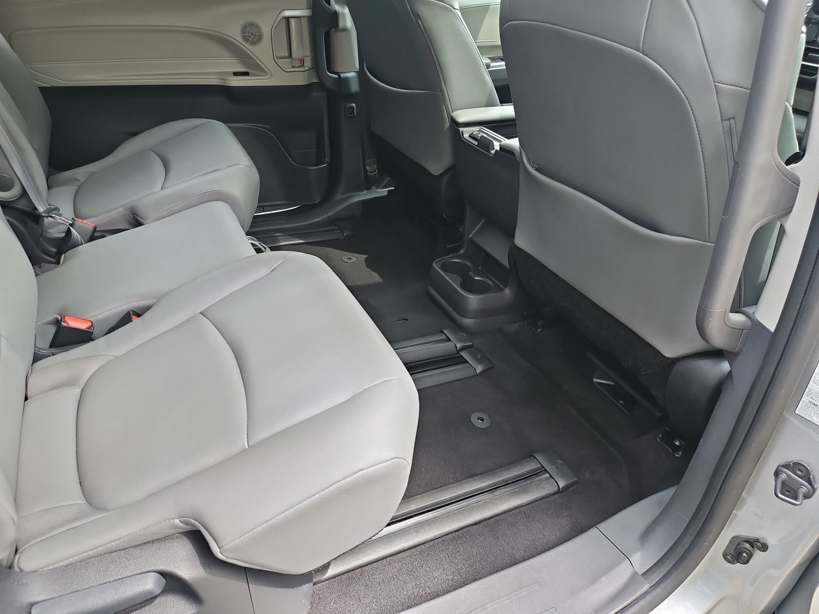 Used 2024 Toyota Sienna XLE FWD image 32