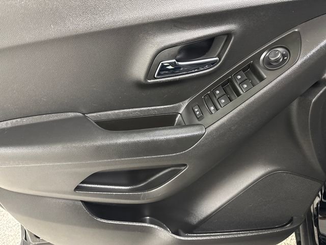 Used 2022 Chevrolet Trax LT w/ LT Convenience Package image 10