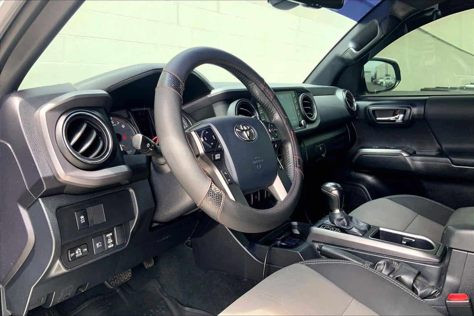 Used 2020 Toyota Tacoma 2WD Double Cab image 2