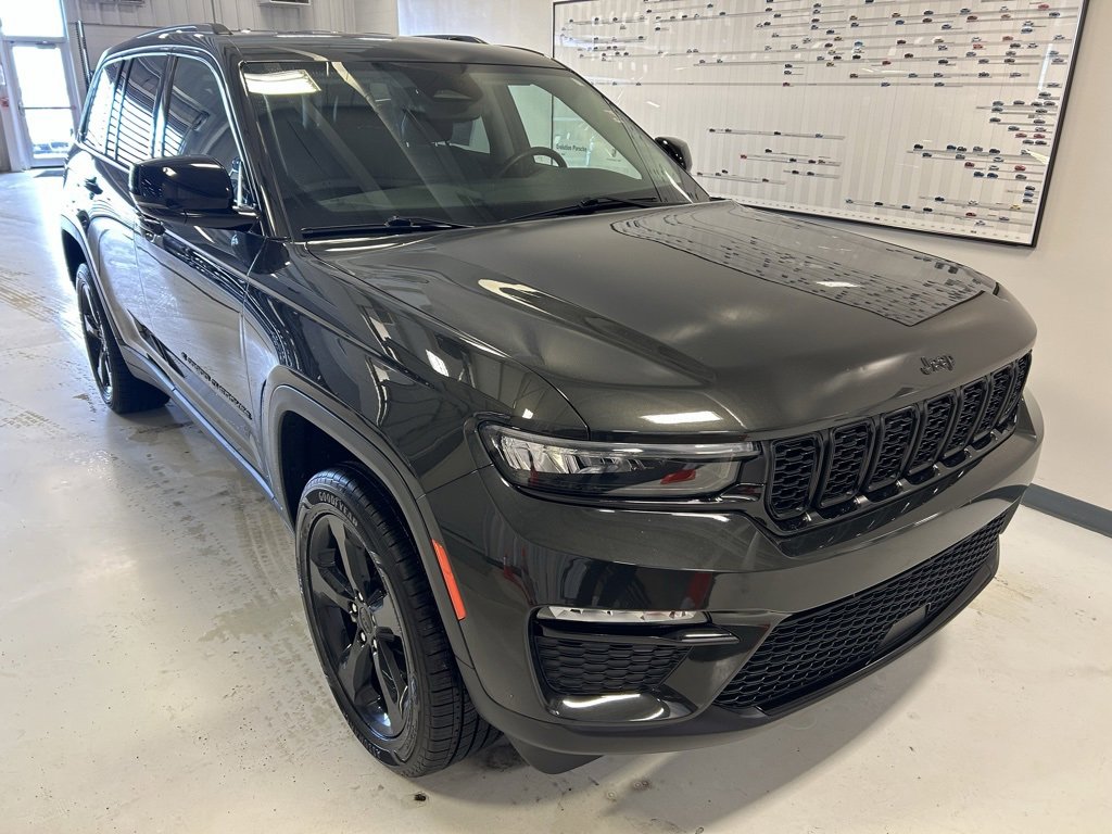 Used 2023 Jeep Grand Cherokee Limited w/ Black Appearance Package image 23