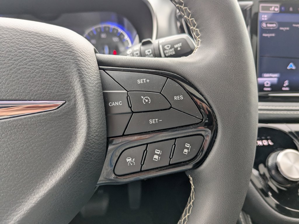 Used 2025 Chrysler Pacifica Limited FWD image 27