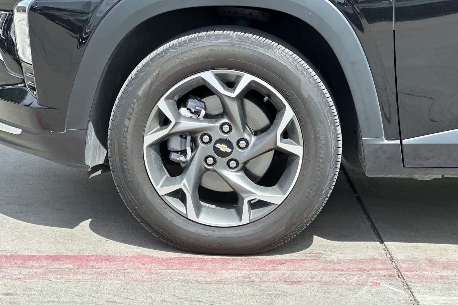 Used 2025 Chevrolet Trax LT FWD image 12