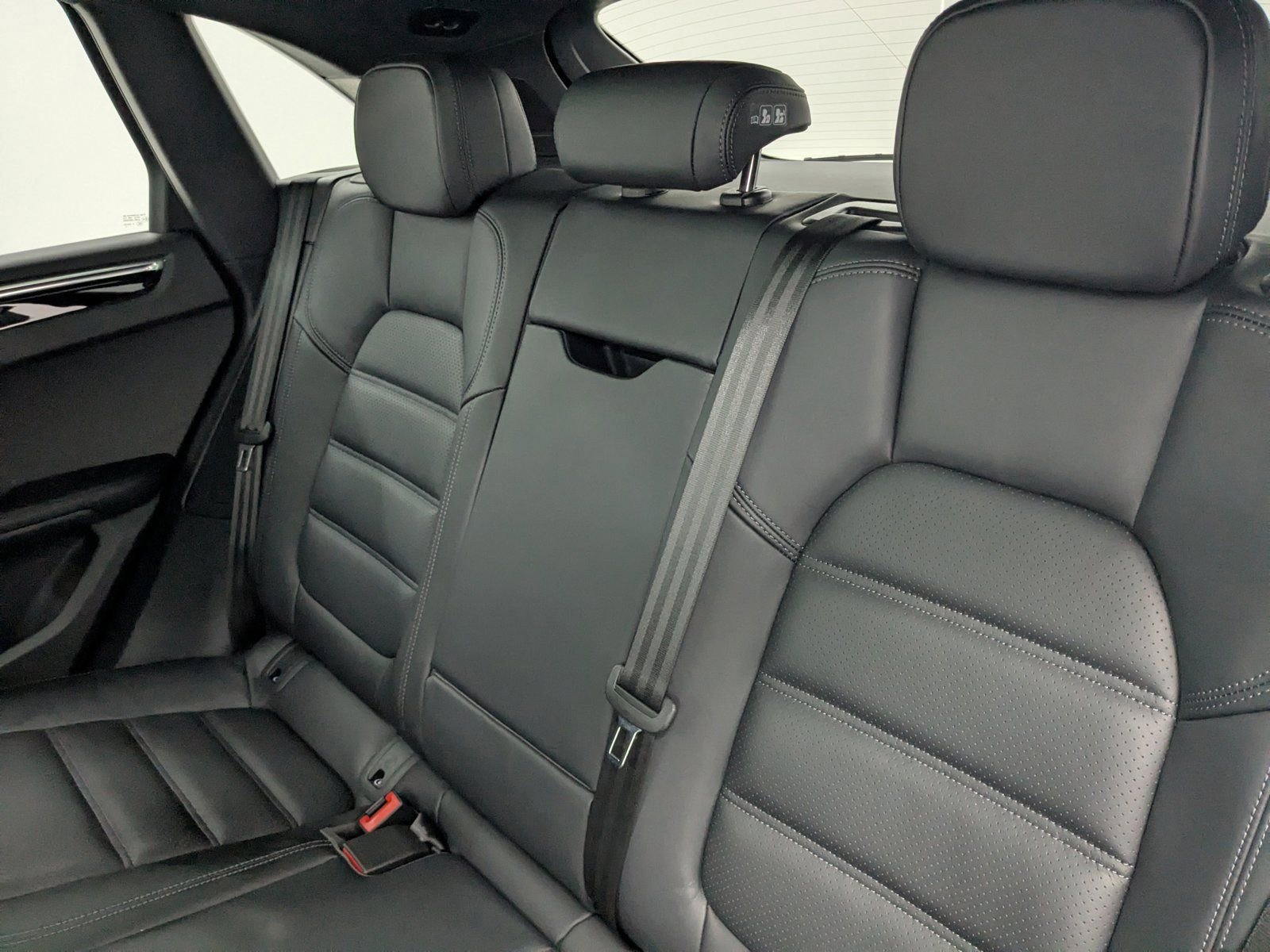 Certified 2025 Porsche Macan image 23