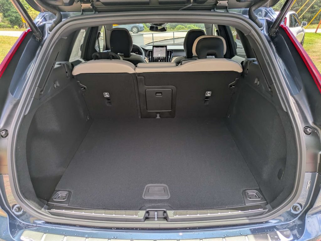 New 2026 Volvo XC60 B5 Plus w/ Protection Package Premier AWD/4WD image 13