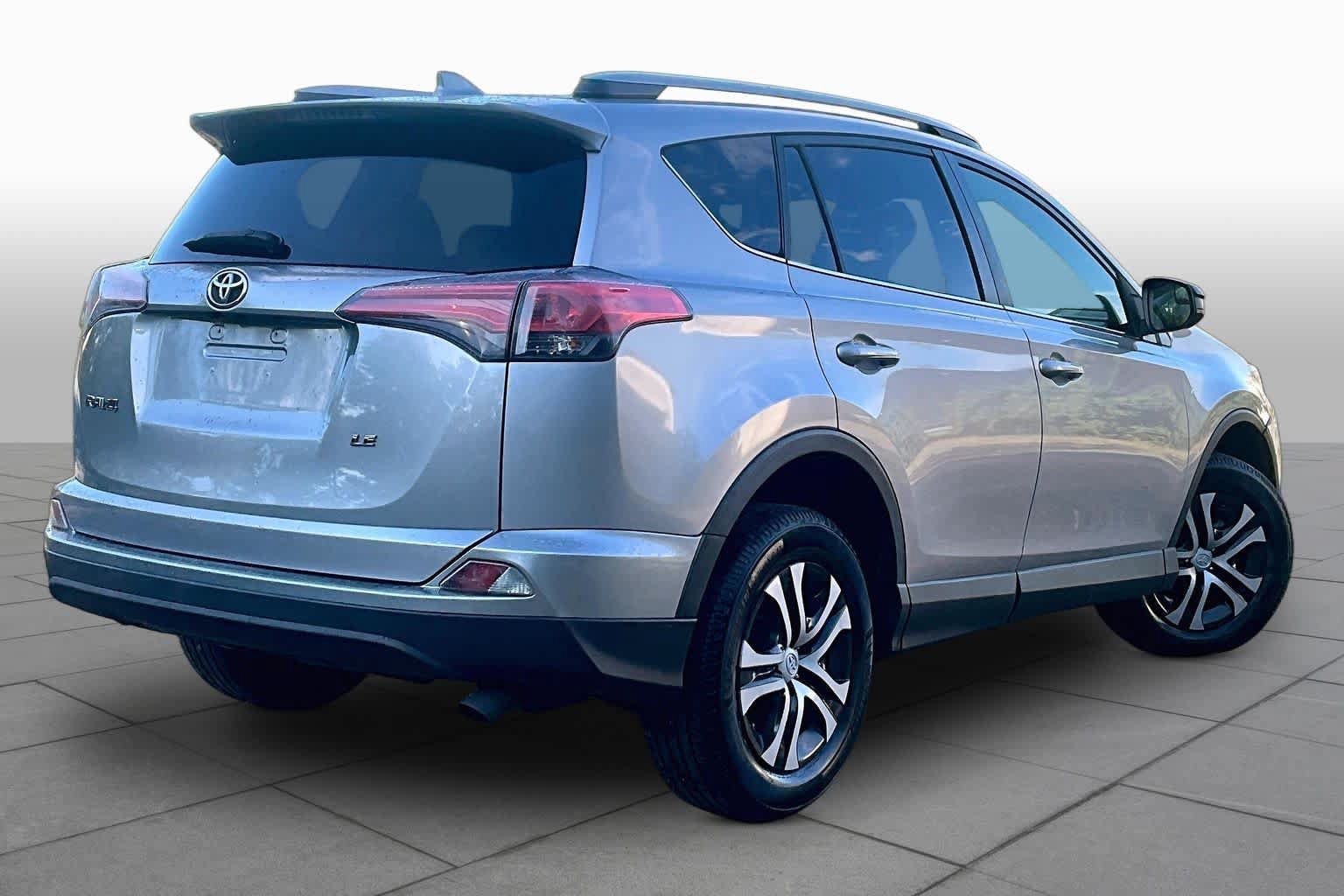 Used 2018 Toyota RAV4 LE FWD image 13