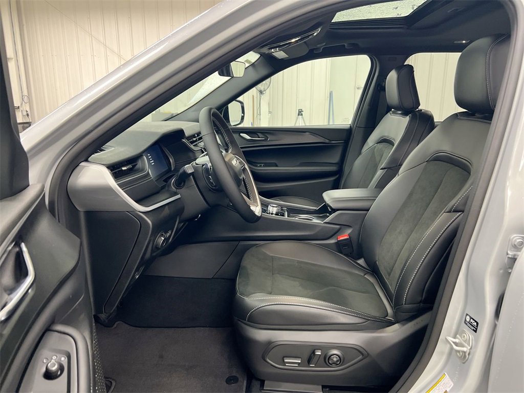 New 2025 Jeep Grand Cherokee Altitude w/ Trailer Tow Package image 19