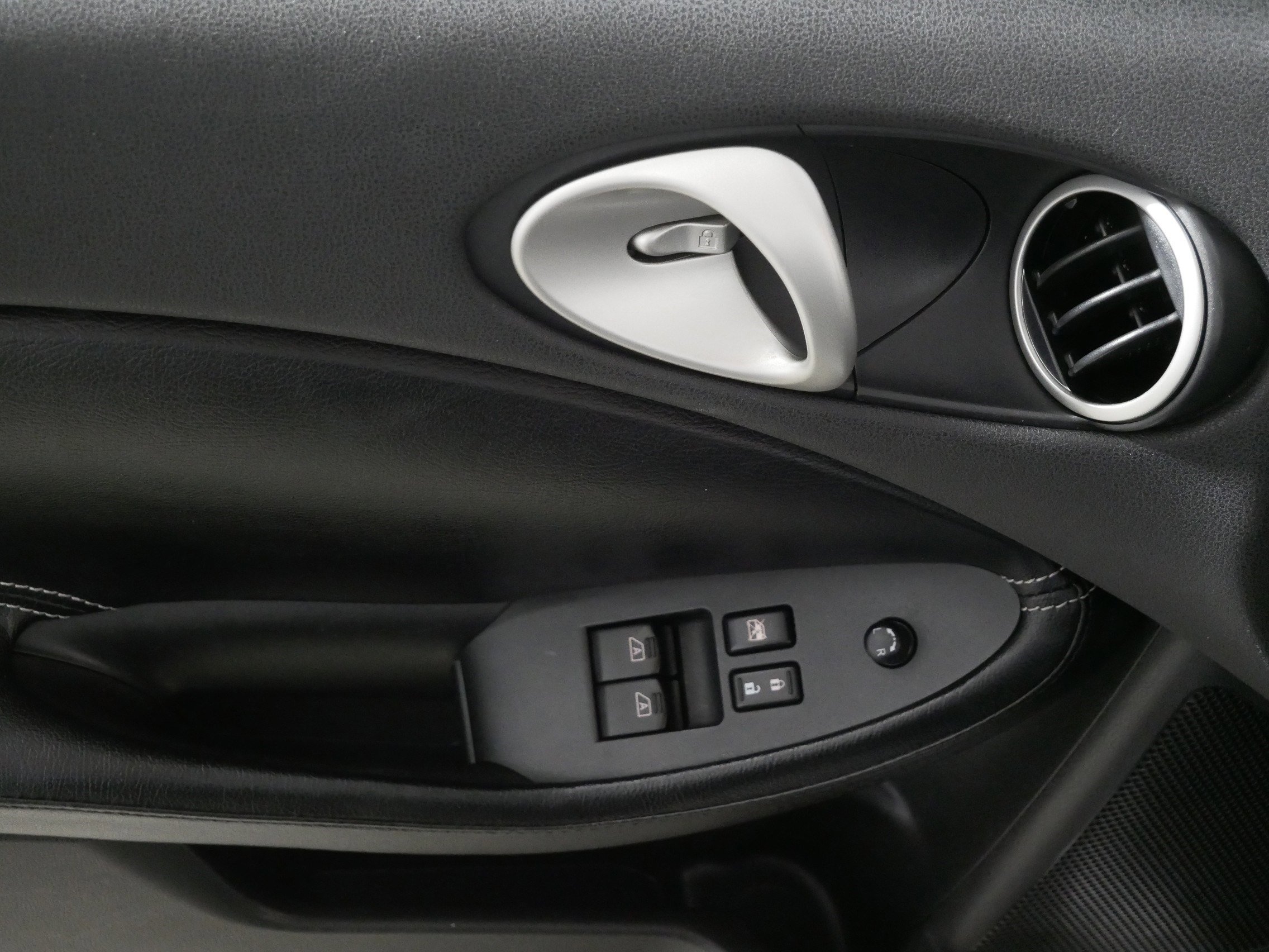 Used 2014 Nissan 370Z Roadster image 19